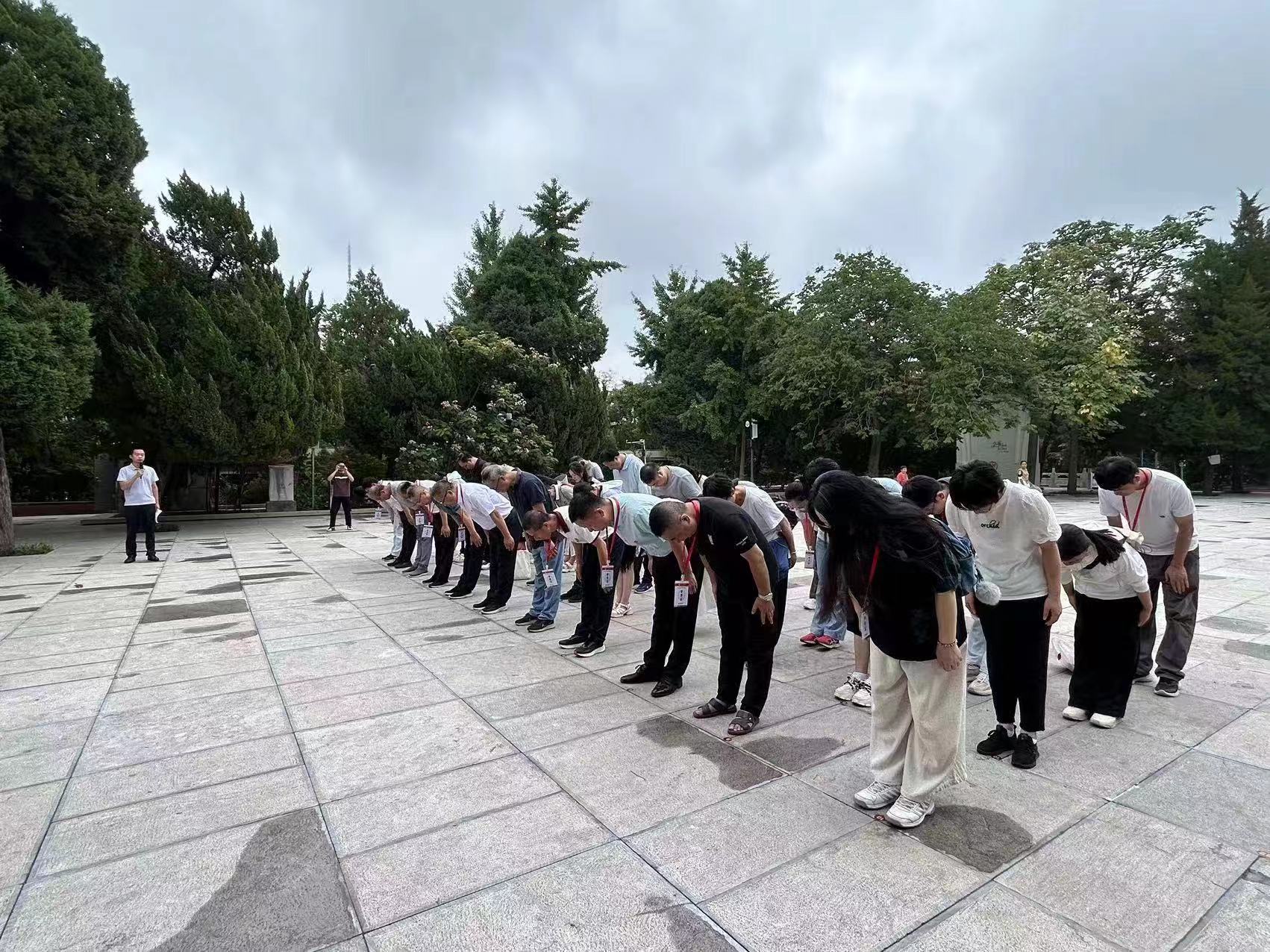 焦裕禄纪念园鞠躬.jpg 焦裕禄纪念园鞠躬.jpg